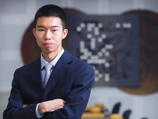 所以在这一处理上，他将自己转换到田中教子原画的视角，试图营造一种文字从纸面上被剥离而渐渐离开纸面，最后略剩一点残余的感觉。